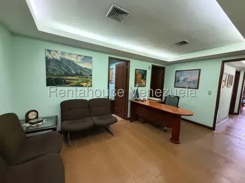 Venta De Cómoda Oficina Ubicada En Zona Estratégica De La Candelaria #26-14707