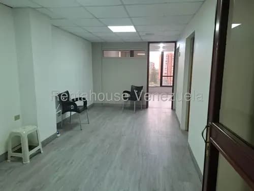 Rentahouse Lara Alquila Oficina Premium De 60,10 Mts Semi-amoblada Con Vista Panorámica Al Este; 2 Despachos Privados, Aire Integral Y Mobiliario Impecable Listo Para Ocupar.