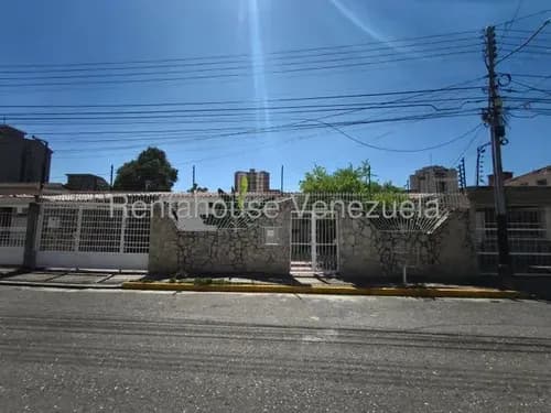 En Venta Casa Con Amplio Terreno En Urbanizacion El Centro En Maracay 26-12697 Hp