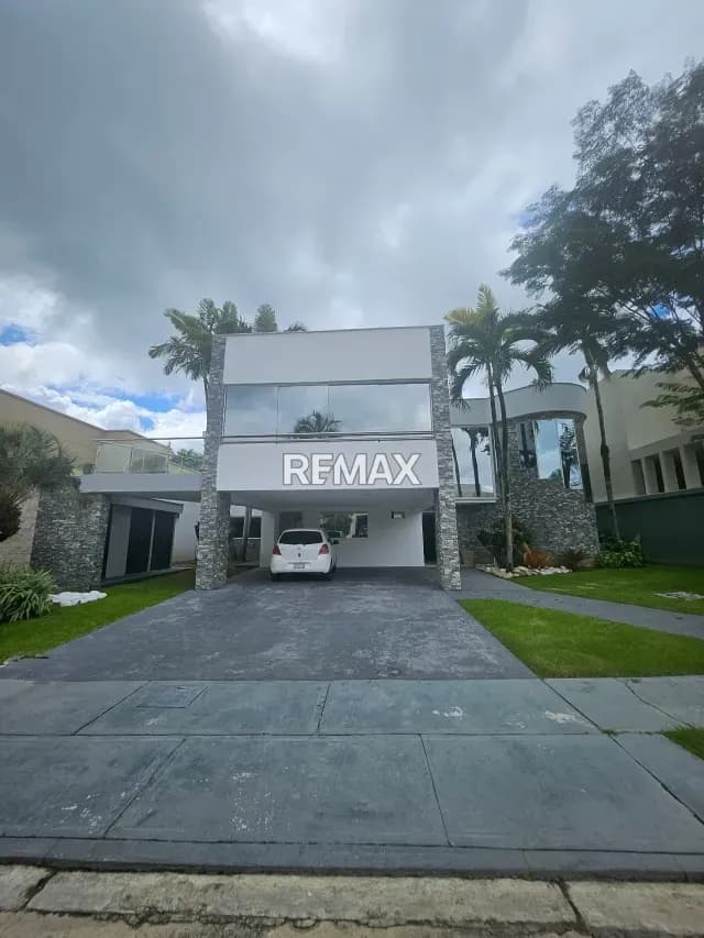 Venta de Exclusiva Casa en Villa Laguna Club Guataparo