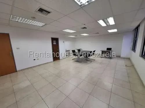 Erika Armeya Alquila Oficina En El Centro Empresarial Plaza Madrid De Barquisimeto. Flex: 25-18447