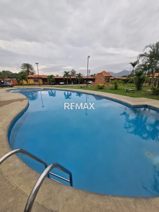 Se Vende Linda Casa Amoblada en Valle de Oro con salida a la Piscina