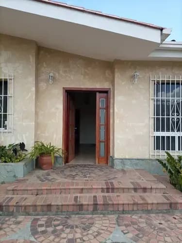 Se Vende Casa En Macaracuay, De Una Sola Planta.