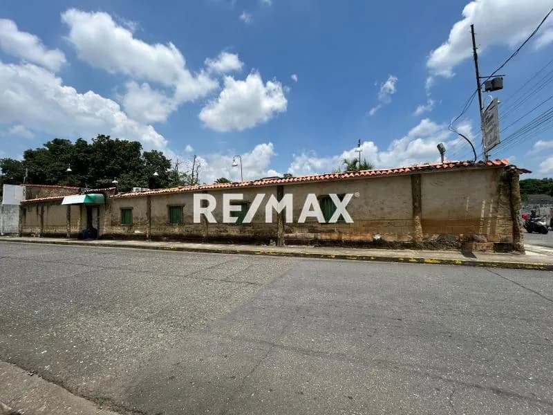 ¡ VENDO ATRACTIVO TERRENO CON BIENHECHURIAS !