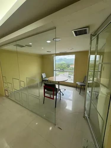 Moderna Oficina En Venta En El Centro Comercial Cristal Naguanagua (ac)