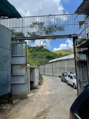 Luz Cardona 26-6652 Terreno Industrial De 3600m2 Dividido En 2 Galpones Con Ubicación Estratégica A Las Afueras De La Trinidad. Una Oportunidad Única Dentro De Caracas , Se Pueden Descargar Contenedor