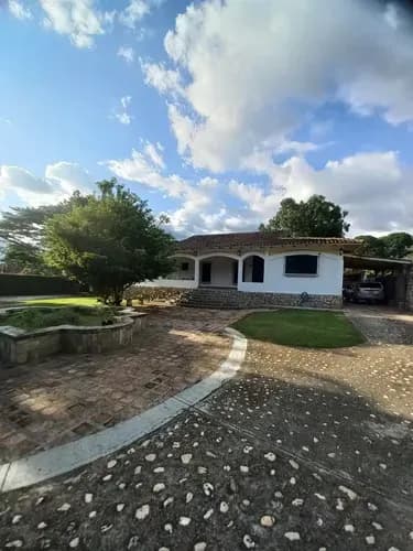 Vende Casa De Una Planta Estilo Colonial En La Urb. El Solar, Guataparo