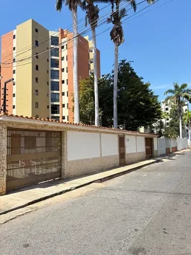 Casa Ubicada En Casco Central De Lecheria, Cerca De Supermercados, Colegios, Farmacias, Centro Comerciales Y La Playa.