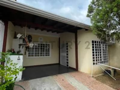 En venta casa de 2 niveles. Conjunto Residencial Prados de Alto Barinas.