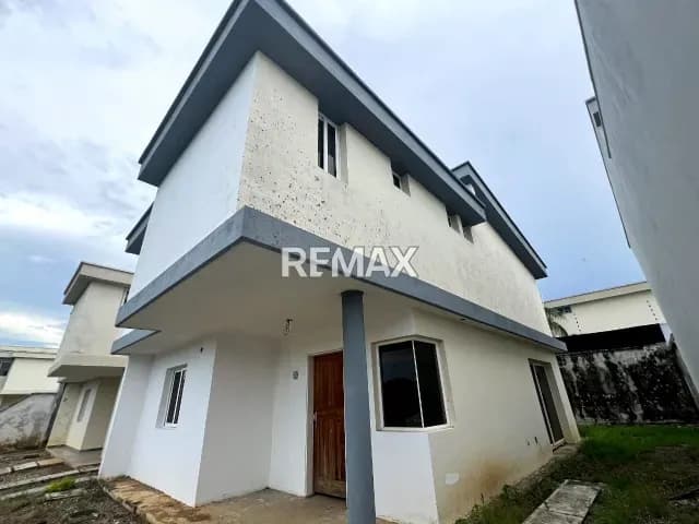 Casa de dos niveles en venta. Urbanización la Araureña . Araure