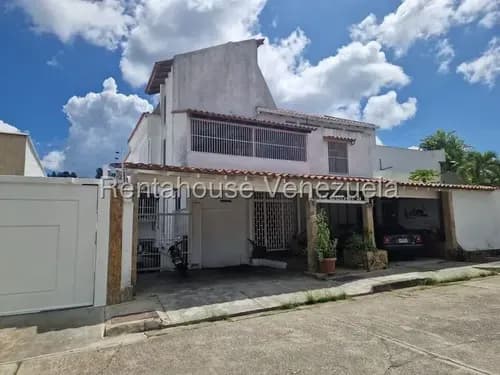 Se Ofrece En Venta Espectacular, Acogedora Y Amplia Casa Quinta Ubicada En Lomas De La Lagunita