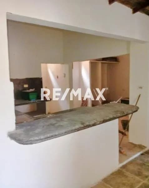 Se ofrece en venta casa de dos niveles, ubicada en el Desarrollo Habitacional Virgen Del Valle, Calle C, manzana K, Vía Puerto de la madera, Cumaná, Estado Sucre