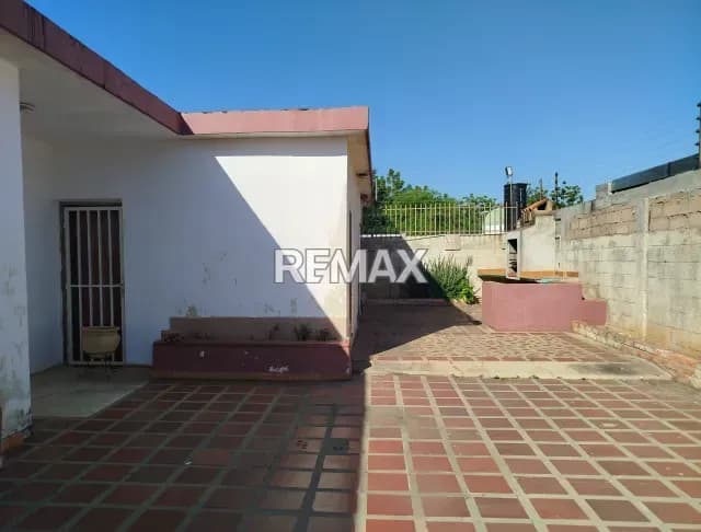 CASA EN VENTA URB. LAS LOMAS