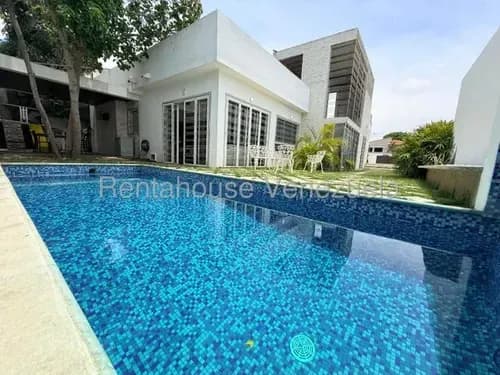 Marinel Saavedra Ofrece En Venta Hermosa Casa En Exclusiva Zona De Barquisimeto Con Mas De 600m2 Con 4 Habitaciones, Piscina En Optimas Condiciones Contactame Cod 26 17385.