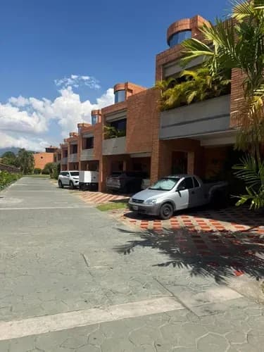 Townhouse Totalmente Amoblado Con Planta 100% En Venta En Trigal Norte - Residencias La Montaña, Atmlf