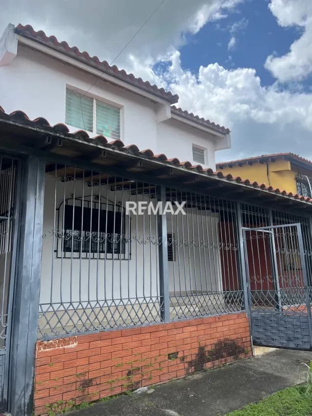 Disponible thownhouse para la venta Urb los naranjos