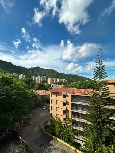 Impecable Apartamento De 87 M2 Completamente Remodelado Balcón Con Vista Panorámica, Dos Puestos Techados, Maletero Y Pozo Propio Residencias Santa Teresita, Valencia Norte Gm-inz