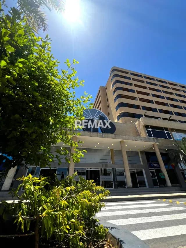 EN VENTA LOCAL COMERCIAL (OFICINA LISTA PARA OPERAR) EN EL C.C. AB EN PAMPATAR, ISLA DE MARGARITA.