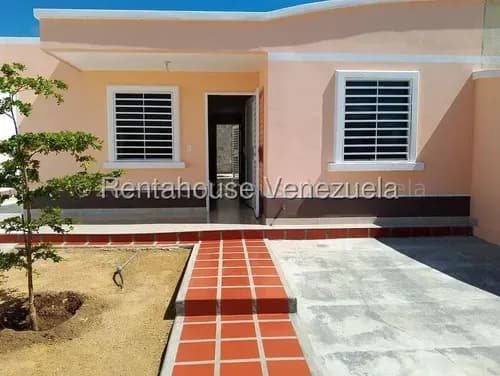 Diana Blanco Te Ofrece En Alquiler Cómoda Casa En La Ensenada. Con Acabados De Primera, Cocina Moderna, Servicio Eléctrico Y Agua Constante.