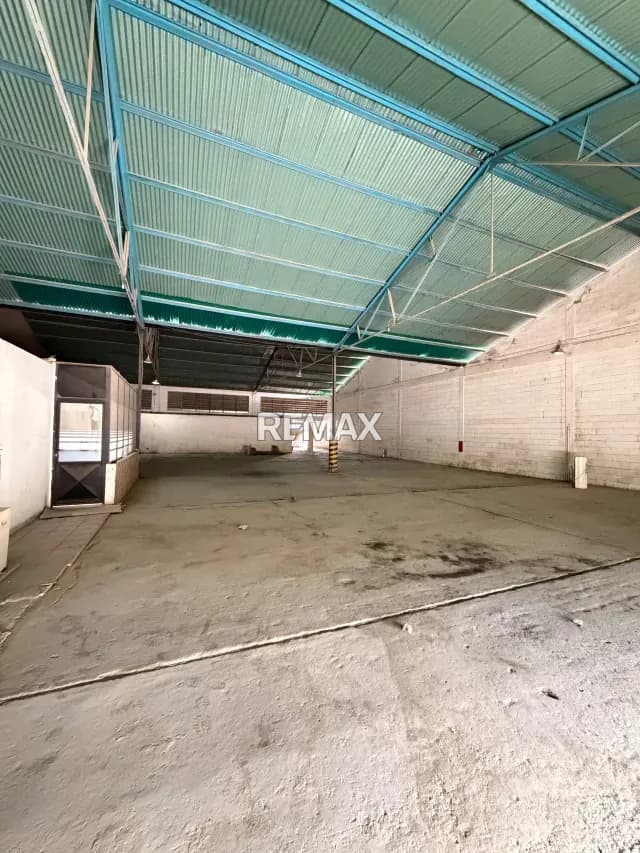 GALPÓN CON OFICINAS EN ALQUILER