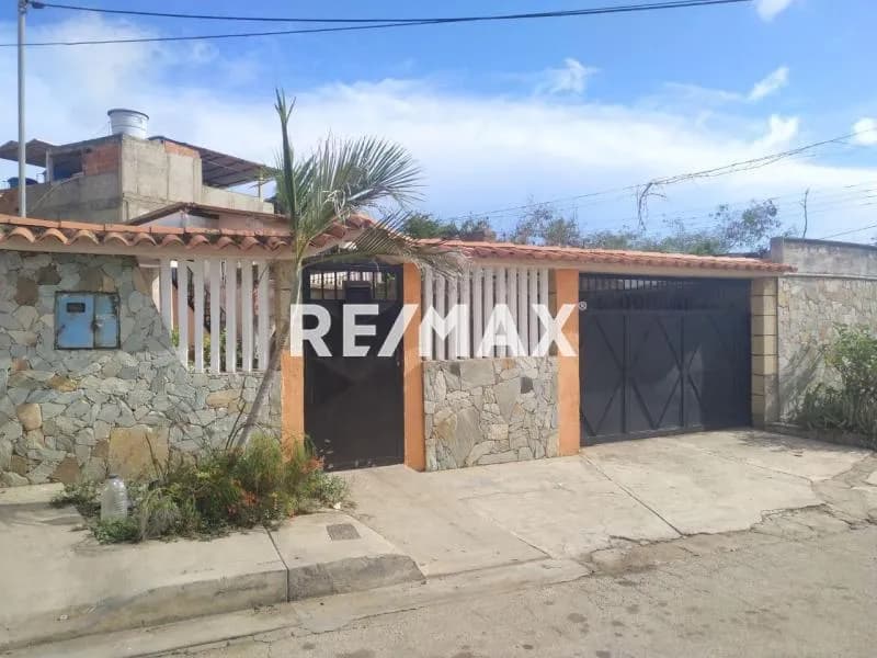 CASA CON ANEXO Y AMPLIO TERRENO EN SAN LORENZO, MUNICIPIO MANEIRO, ISLA DE MARGARITA