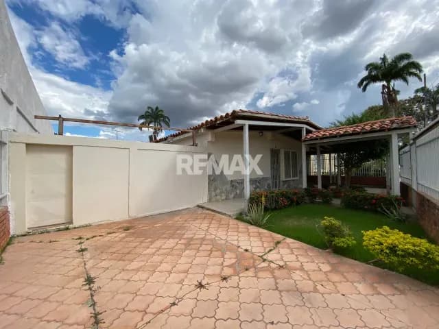 En alquiler casa ubicada en Cabudare! Urbanismo privado
