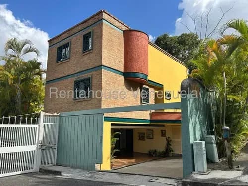 Espectacular Casa En Alquiler Con Una Preciosa Vista Del Ávila, Muy Bien Ubicada, Con Amplios Espacios Y Grandes Ventanales Que Le Permite Una Hermosa Iluminación En La Urb. Miranda Mls #26-13642