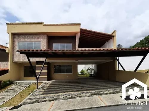 Amplio Townhouse Los Pinos, Para Darle Tu Personalidad