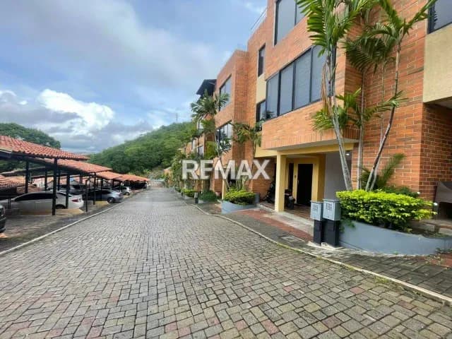 Vendo Townhouse en obra blanca en Res lomas alto, tres niveles.