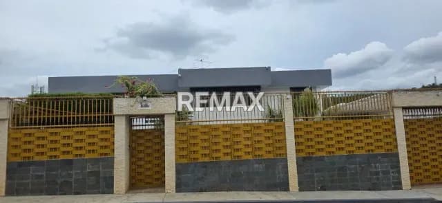 SE VENDE CASA EN CUMBRES DE CURUMOS