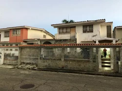 Casa Prebo A Remodelar Calle Cerrada 5 Hab, 4 Baños 3 Puestos De Estacionamiento Negociable Calle Cerrada