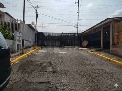 EN VENTA EXCELENTE CASA URB. VALLE ARRIBA