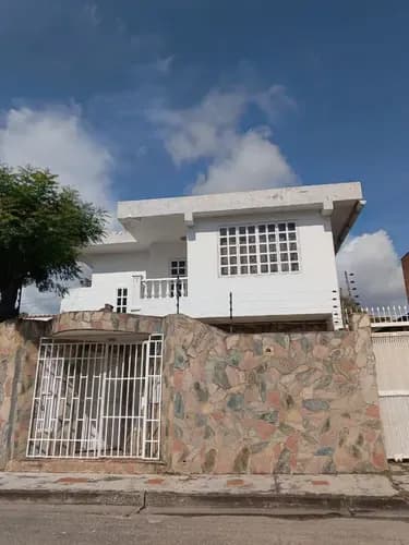 Global Ofrece En Venta Casa Comercial Ubicada En La Urb. Los Naranjos, Valencia