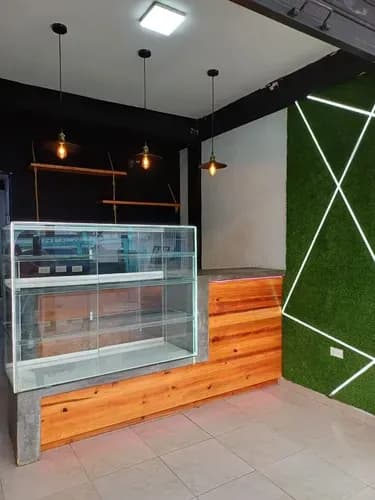 Ofrece Traspaso De Local Comercial Ubicado En Naguanagua La Vivienda A Pie De Calle Local De 27 M2 Parte De Afuera - Mesones De Concreto - Mostrador Con Frente De Madera Y Cinta Led - Pared De Gr