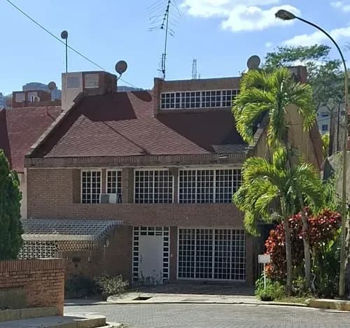 Casa De 3 Niveles Ubicada En Un Conjunto Cerrado De Solo 28 Casas, En Una Excelente Zona Residencial De Caracas Como Lo Es La Alameda.