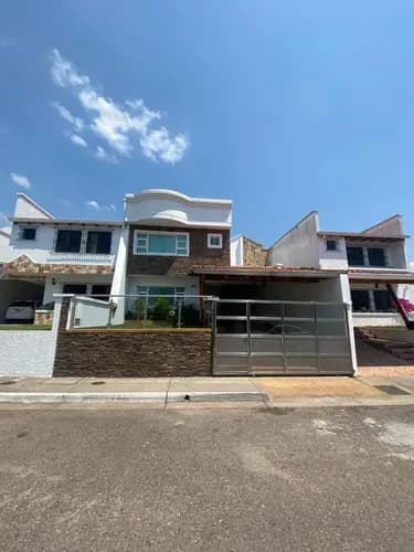 Casa En Venta Urb Porto Fino, Av Ferrero Tamayo San Cristóbal Mg067