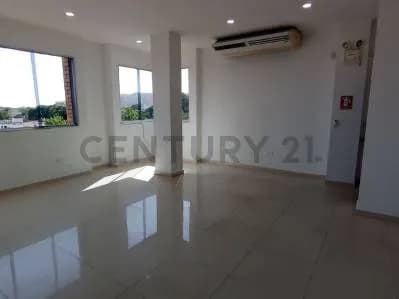 Oficina amoblada en punto comercial