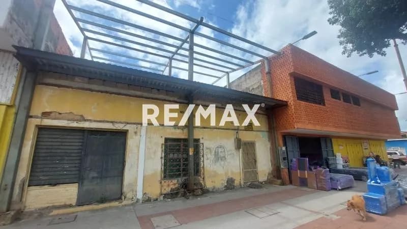 Vendo Terreno con Avances de Local Comercial de 272 M²