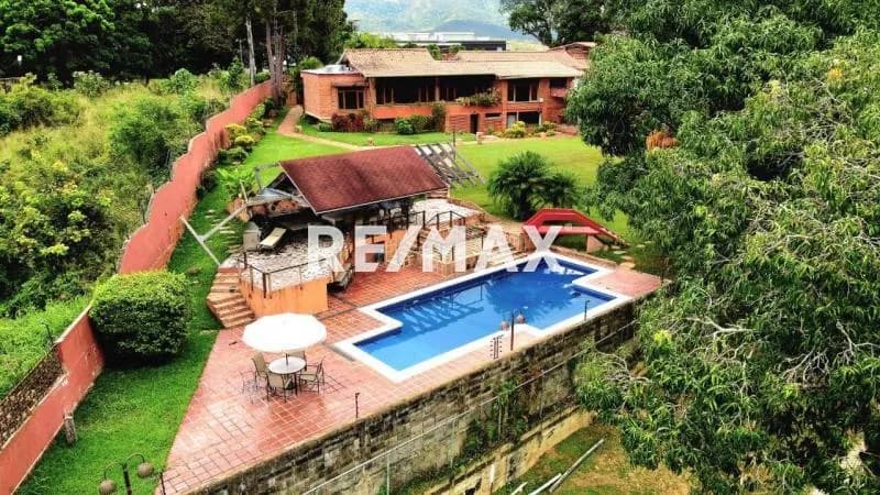LUJOSA Y EXCLUSIVA CASA EN GUATAPARO COUNTRY CLUB