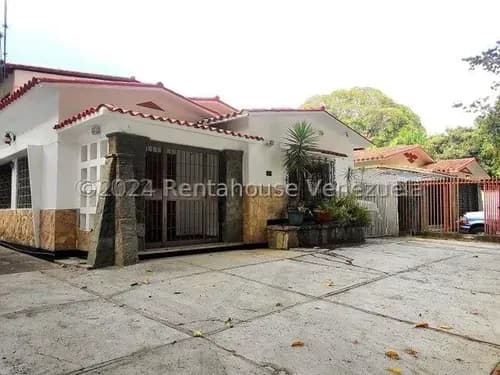 Casa En Los Palos Grandes. Comercial - Residencial. 1050mts2. Excelente Ubicacion. Cmd 24-24847