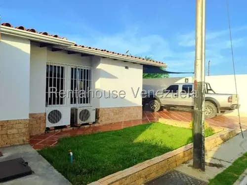 Rentahouse Lara Vende Impecable Casa De 228 M2 En Esquina En Cabudare; 3 Hab Con A/a, Concepto Abierto, 5 Puestos, Patio Techado Con Entrada Independiente Y Vigilancia. Tanque 3.000 L.