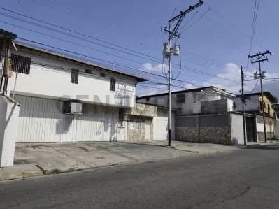 En Venta Local Comercial de Diseño y Ubicación Premium. Av. Principal, El Limón.