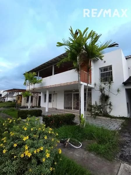 Se ofrece en Venta casa de dos niveles en la Urbanización Juanico Country. Maturín