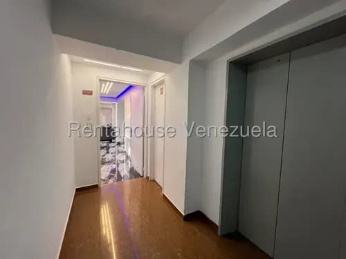 Venta Espectacular Penthouse Remodelado En El Cigarral, Seguridad Y Agua Garantizada. Mo 25-22807