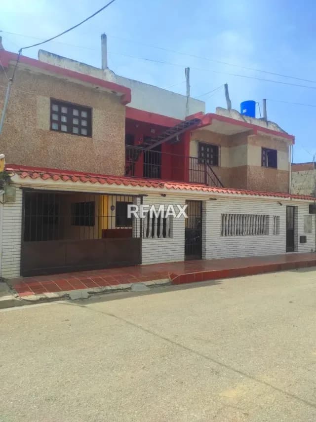 CASA EN VENTA ESTILO RESIDENCIA EN LOS ROBLES