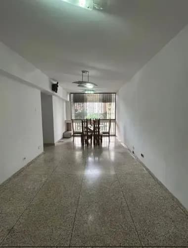 Excelente Oportunidad! Estupendo Apartamento, Remodelado, Amplio, Funcional E Iluminado. Cuenta Con 3 Habitaciones, 2 Baños, Más 1 Puesto De Estacionamiento Habitación Principal Con Baño, Amplia