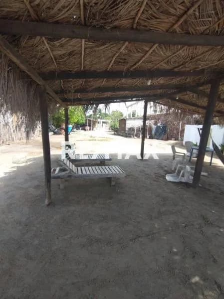 Inversión en Playa El Yaque: Terreno con Bienhechurias frente al Mar