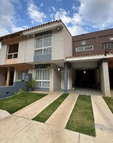 Townhouse Cumbres De La Esmeralda San Diego Obra Blanca Avanzada Consta De 155 Mts Pisos De Porcelanato Escalera De Granito 3 Habitaciones Con Aires 2 1/2 Baños Cocina A Diseñar Sala Comedor Con