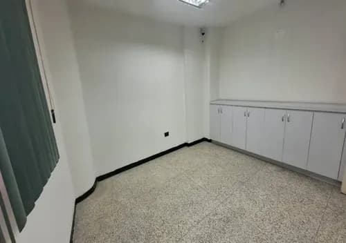 Excelente Conectividad: Oficina En Alquiler En Los Cortijos ¡ Negociable ! Rg