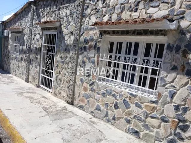 casa en venta en san joaquin de turmero a metros de la av. intercomunal cerca del ambulatorio y el registro principal